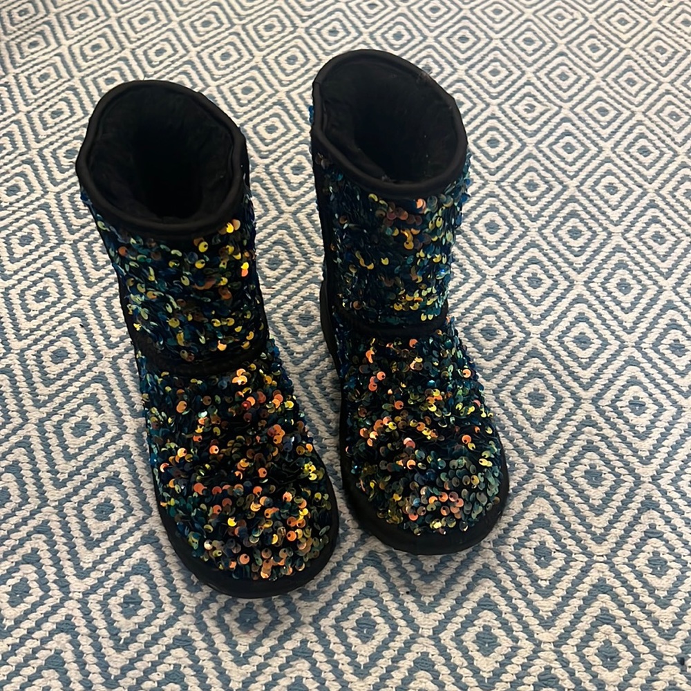 Girls size 2 Ugg boits